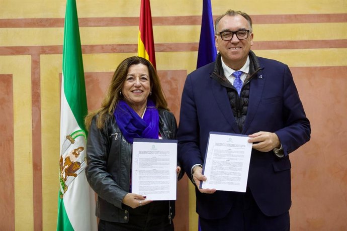La consejera de Desarrollo Educativo y Formación Profesional, María del Carmen Castillo, y el consejero de Turismo y Andalucía Exterior, Arturo Bernal, tras firmar un protocolo para fomentar e impulsar la Formación Profesional en Andalucía.