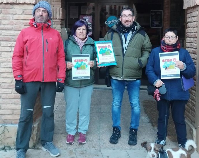 Representantes de la Plataforma Vecinal de Cintruenigo Stop Biometanización registran las firmas en el Ayuntamiento de Cintruénigo en contra de la instalación de plantas de biometanización en la localidad.