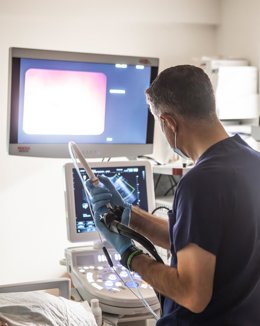 Archivo - Especialista en un hospital privado