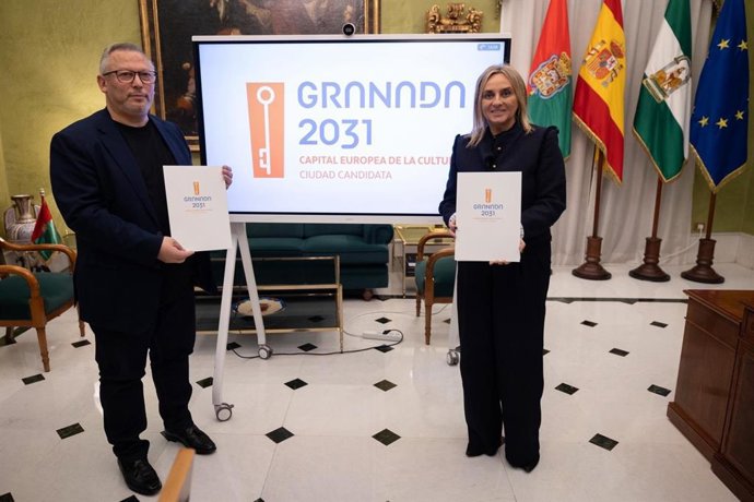 La alcaldesa de Granada, Marifrán Carazo, y el presidente de la Escuela de Flamenco de Andalucía, Luis Guillermo Cortés.