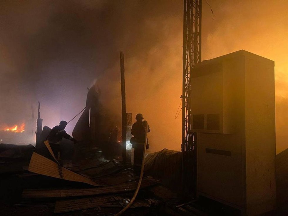 Incendio provocado tras una serie de ataques rusos en la región de Kiev