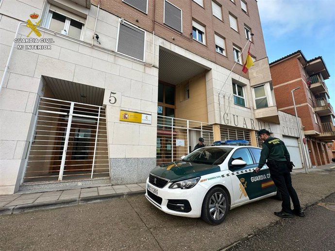 Los agentes detuvieron a tres hombres, de entre 26 y 58 años.