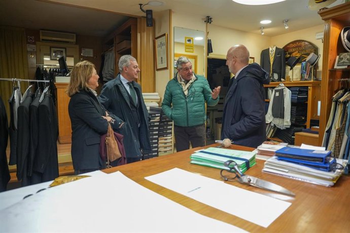 Sevilla dedicará una calle al maestro sastre Manuel Ibáñez en Los Remedios