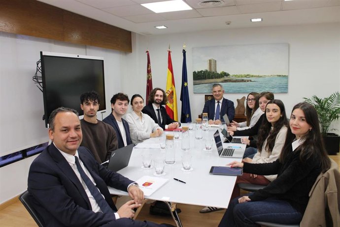El consejero Juan María Vázquez durante la reunión que mantuvo con los representantes de los consejos de estudiantes de la Universidad de Murcia y la Universidad Politécnica de Cartagena.