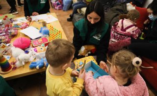 Archivo - Voluntarias entregan juguetes a niños llegados de Ucrania, tras haber finalizado un viaje en autobús, organizado por REMAR RUMANÍA para escapar de Ucrania, a 11 de marzo de 2022, en Ajalvir, Madrid (España). 