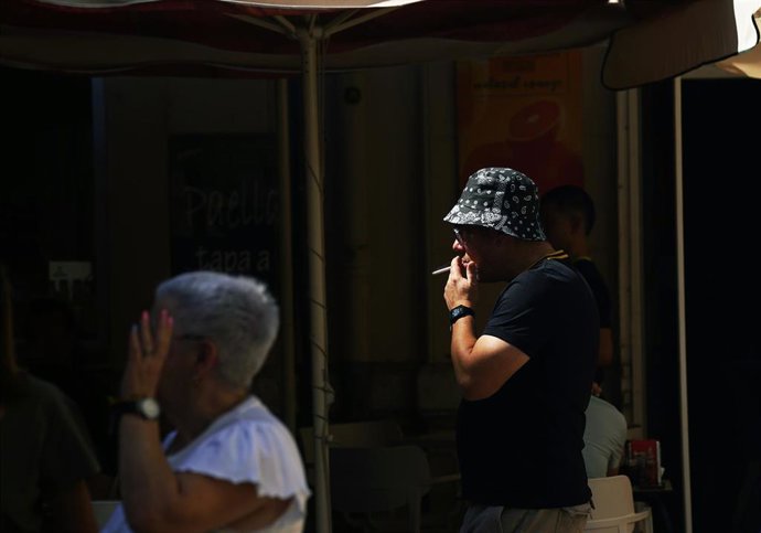 Archivo - Personas fumando por las calles de Málaga. A 10 de septiembre de 2025 en Málaga, Andalucía (España). 
