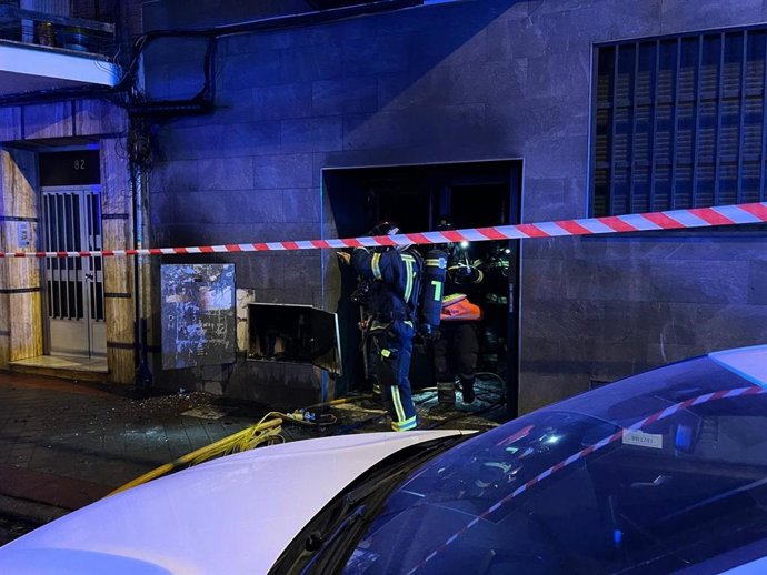 Bomberos rescatan a 19 personas atrapadas en un edificio de Vallecas por un incendio en el cuarto de contadores