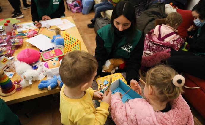 Archivo - Voluntarias entregan juguetes a niños llegados de Ucrania, tras haber finalizado un viaje en autobús, organizado por REMAR RUMANÍA para escapar de Ucrania, a 11 de marzo de 2022, en Ajalvir, Madrid (España). Han sido 50 personas de Ucrania las q