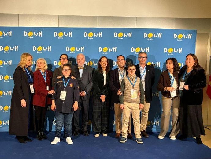 Oto de familia de la consejera Susín con algunos de los representantes de las entidades organizadoras del evento.