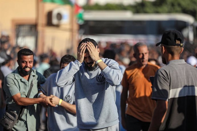 Archivo - 13 de outubro de 2025, Khan Yunis, Faixa de Gaza, Território Palestino: Palestinos libertados por Israel sob a primeira fase do acordo de cessar-fogo chegam ao Hospital Nasser em Khan Yunis, Gaza, para exames médicos e eventos programados em out