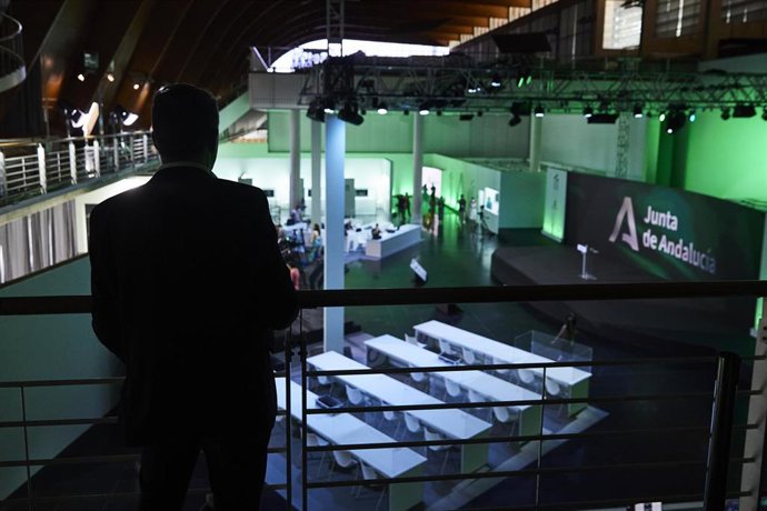 Archivo - El entonces consejero de Presidencia, Elías Bendodo, visita el Centro de Difusión de Datos para facilitar a los medios la información relativa a las elecciones autonómicas en el Pabellón de la Navegación, a 17 de junio de 2022, en Sevilla (Foto 