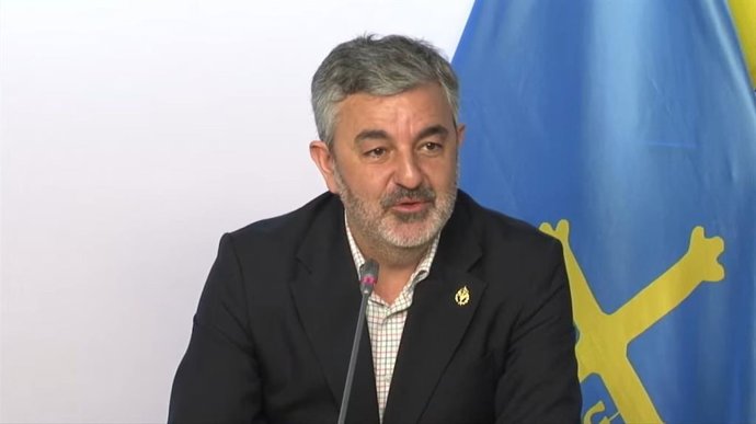 El consejero de Movilidad, Medio Ambiente y Gestión de Emergencias, Alejandro Calvo informa en rueda de prensa sobre el proyecto de presupuestos de su departamento para 2026