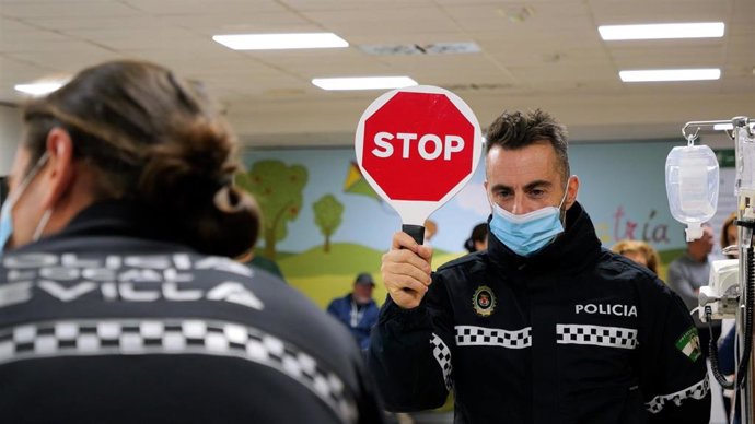 Los Agentes Tutores visitan a los niños del Hospital Macarena para enseñar educación vial