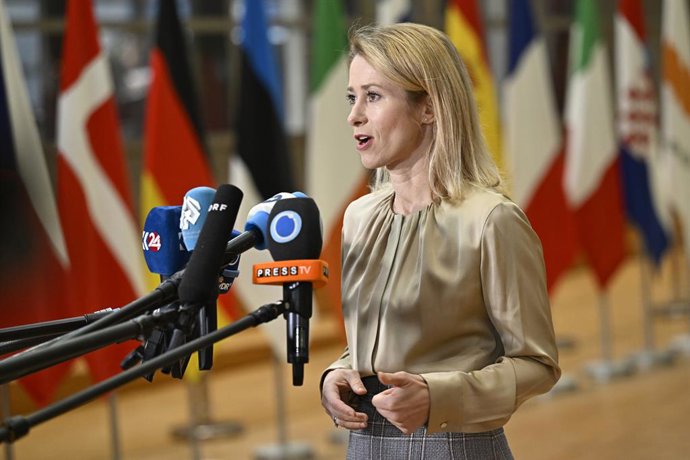 20 de novembro de 2025: Kaja Kallas, Alta Representante para Assuntos Externos e Política de Segurança e Vice-Presidente da Comissão Europeia, fala com a imprensa antes do Conselho de Ministros das Relações Exteriores da UE da FAC em Bruxelas, Bélgica, em