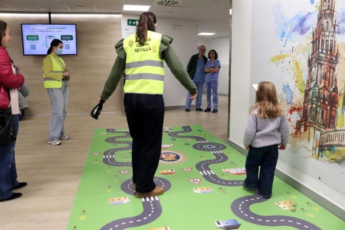 Los agentes tutores de la Policía Local visitan a los niños ingresados en el Hospital Virgen Macarena.