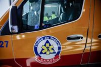 Muere una mujer tras precipitarse desde un décimo piso con sus dos hijos de 3 años, ambos muy graves