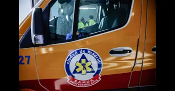 Muere una mujer tras precipitarse desde un décimo piso con sus dos hijos de 3 años, ambos muy graves