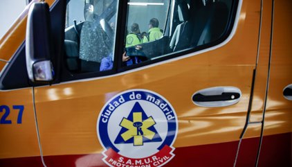 Muere una mujer tras precipitarse desde un décimo piso con sus dos hijos de 3 años, ambos muy graves