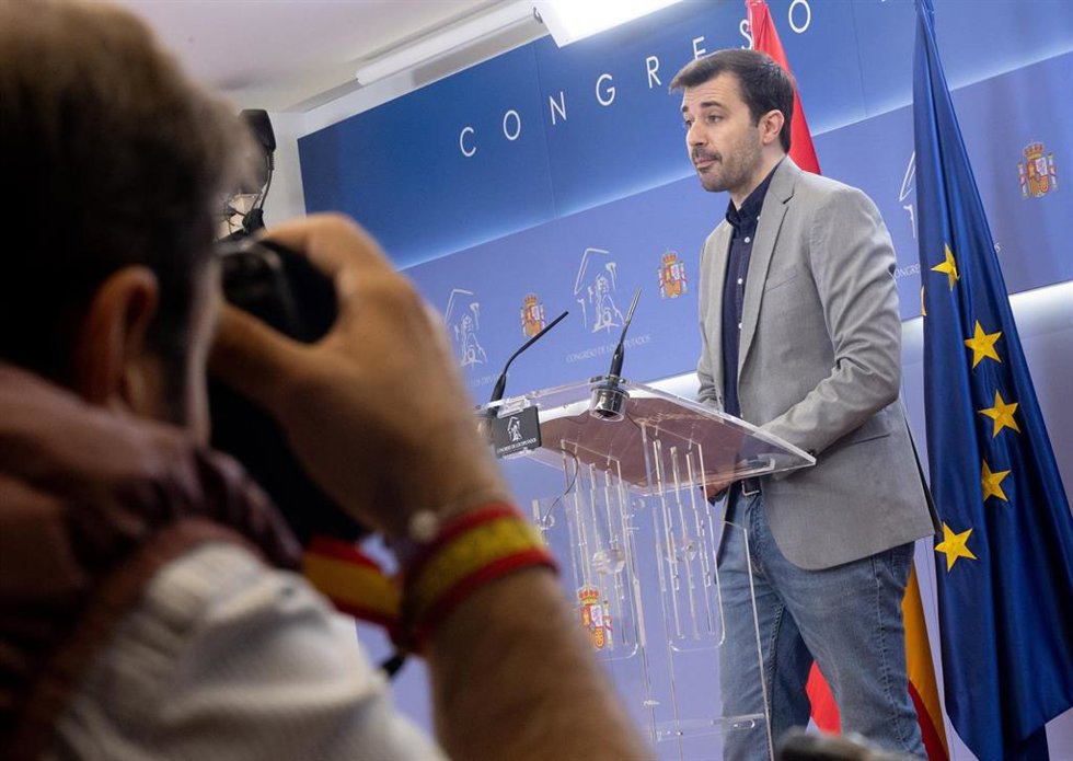 Archivo - El diputado de Podemos Javier Sánchez Serna durante una rueda de prensa, previa a la Junta de Portavoces, en el Congreso, a 14 de octubre de 2025, en Madrid (España).