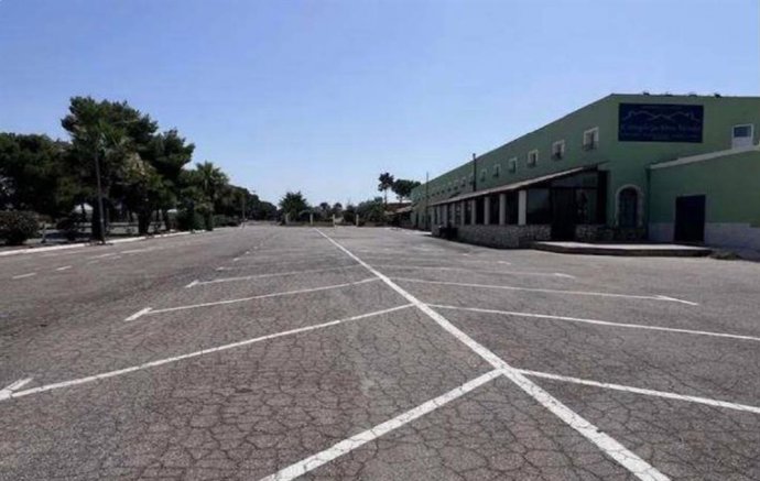 Vista del aparcamiento y del edificio del Complejo Calatrava, en el paraje Oro Verde de Tabernas (Almería).