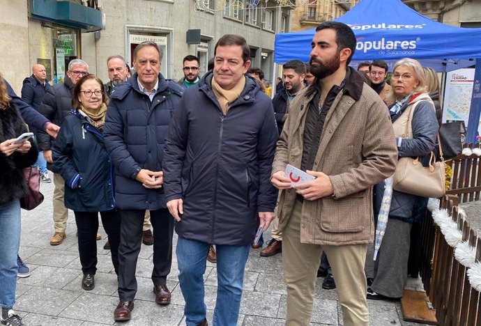 El presidente de la Junta de Castilla y León, Alfonso Fernández Mañueco, junto al presidente de NNGG de Salamanca, Ángel Porras (d) y el alcalde de Salamanca, Carlos García Carbayo (i).