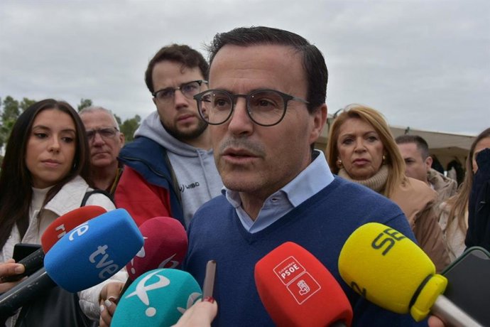 El candidato del PSOE a la Presidencia de la Junta, Miguel Ángel Gallardo, atiende a los medios en Mérida