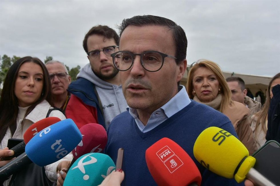 El candidato del PSOE a la Presidencia de la Junta, Miguel Ángel Gallardo, atiende a los medios en Mérida