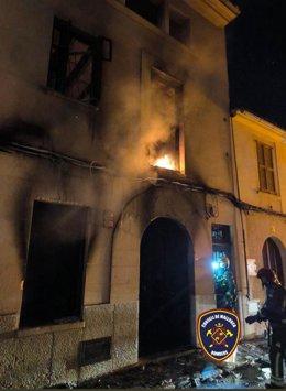 Efectivos de Bomberos de Mallorca actúan en un incendio declarado en una vivienda en Llucmajor
