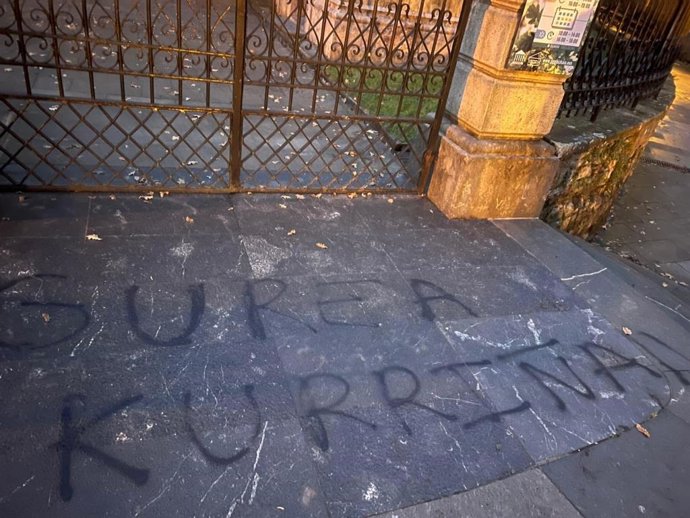 Pintada en la entrada de la Casa de Juntas de Gernika