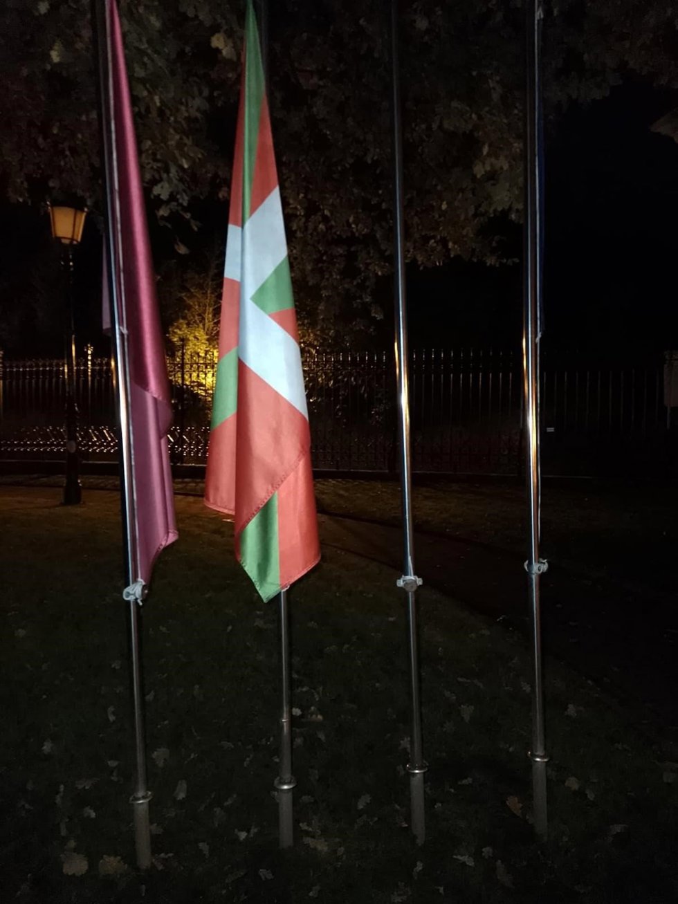 Mástiles de la Casa de Juntas de Gernika sin las banderas de España y la Unión Europea.