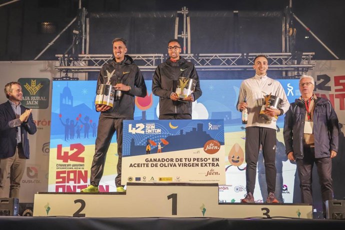 Archivo - Fotografía de archivo de podio la Carrera San Antón 2025