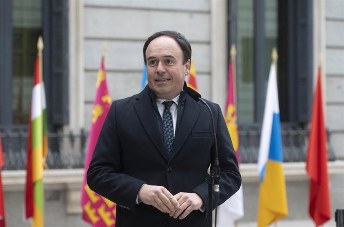 El president de la Generalitat Valenciana, Juanfran Pérez Llorca, durante el acto de izado solemne de la Bandera Nacional con motivo del Día de la Constitución, en el Congreso de los Diputados, a 6 de diciembre de 2025, en Madrid (España)