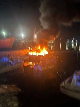 Arde una embarcación en el puerto pesquero de Almería capital, sin heridos