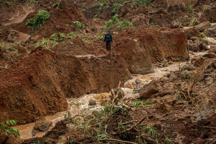 Equipos de rescate buscan víctimas tras un corrimiento de tierra en Indonesia ante las inundaciones registradas en el oeste del país