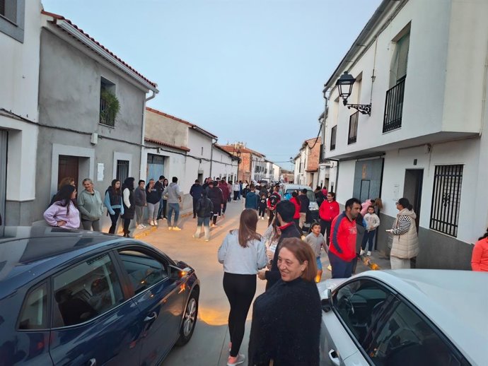 Vecinos de Dos Torres buscan por las calles los patitos para canjear por décimos de Lotería de Navidad.