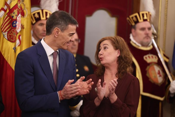 O Presidente do Governo, Pedro Sánchez, e a Presidente do Congresso, Francina Armengol, durante o ato institucional do Dia da Constituição, no Congresso dos Deputados, em 6 de dezembro de 2025, em Madri (Espanha). As Cortes Gerais co