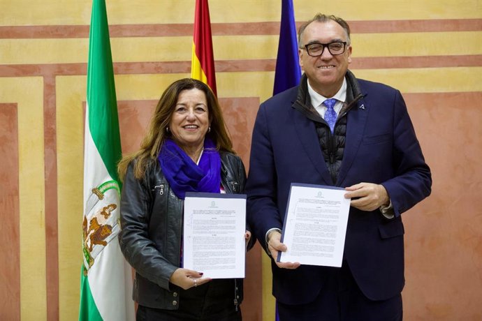 La consejera de Desarrollo Educativo y Formación Profesional, María del Carmen Castillo, y el consejero de Turismo y Andalucía Exterior, Arturo Bernal