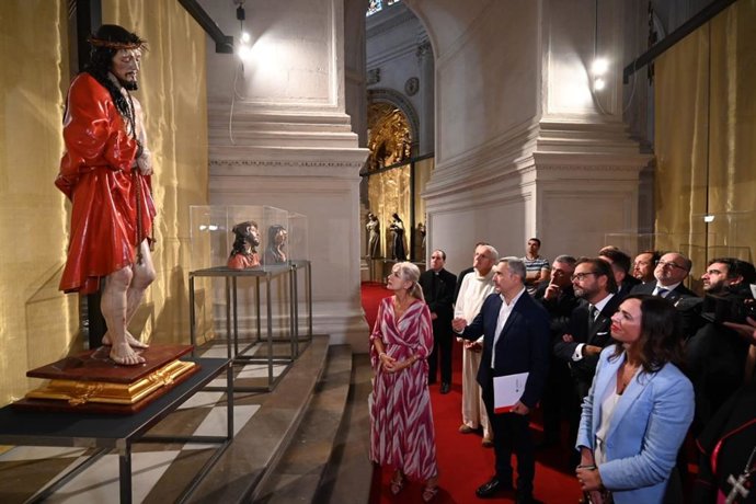 Archivo - La consejera de Cultura y Deporte, Patricia del Pozo, ante el Señor de la Sentencia de Granada en la exposición 'José de Mora. El barroco espiritual'
