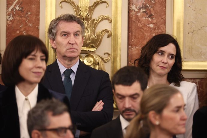 O Presidente do PP, Alberto Núñez Feijóo, e a Presidente da Comunidade de Madri, Isabel Díaz Ayuso, durante o ato institucional do Dia da Constituição, no Congresso dos Deputados, em 6 de dezembro de 2025, em Madri (Espanha). As Cortes
