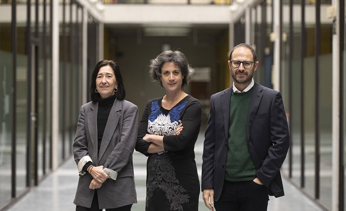 De izq. A dcha.: Cristina del Río, Elena Ferrer y Francisco José López-Arceiz, en la UPNA.