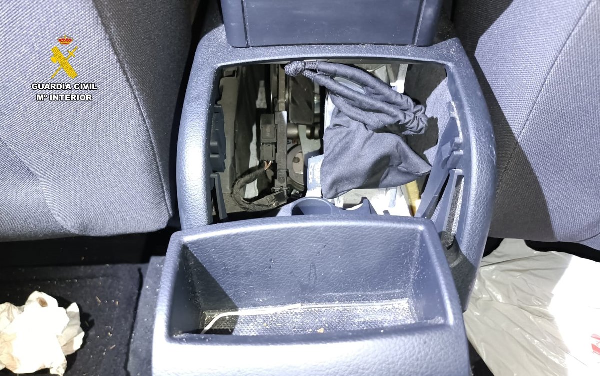 Detenido un joven de 22 años que llevaba droga escondida en el cenicero del coche