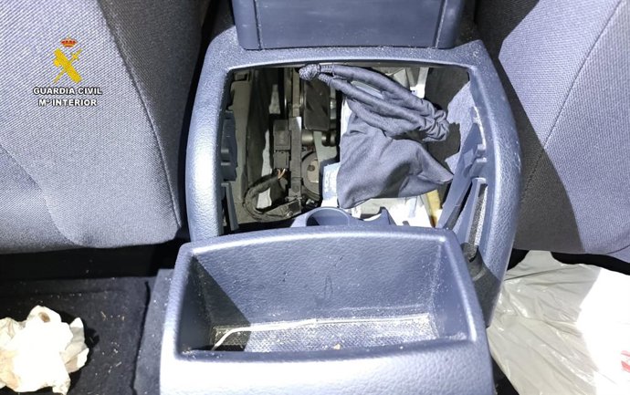 La Guardia Civil detiene a un conductor que llevaba droga escondida en la parte trasera de un cenicero del vehículo en el que circulaba.