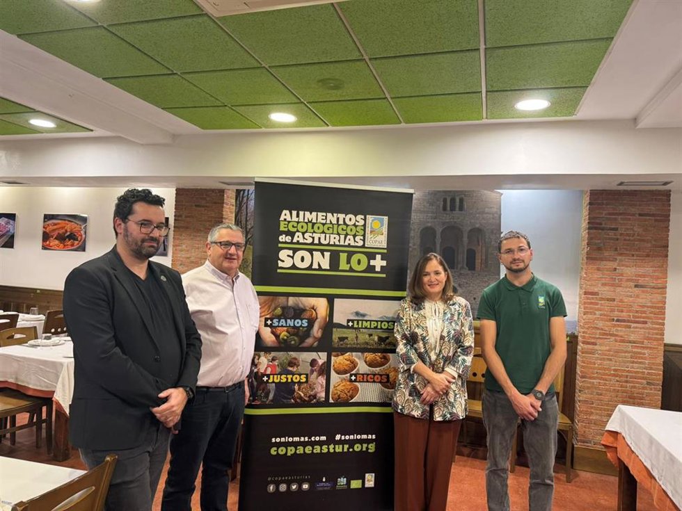 Juan Carlos Martínez, director de marketing y comunicación de Crivencar, Alfonso Menéndez, dueño del Restaurante La manzana de Gascona, M Begoña López, Directora General de Desarrollo Rural e Industrias Agrarias, Ulises Tuero, responsable de comunicaci