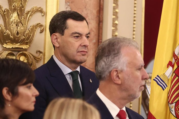 El presidente de la Junta de Andalucía, Juanma Moreno, durante el acto institucional por el Día de la Constitución, en el Congreso de los Diputados, a 6 de diciembre de 2025, en Madrid (España).