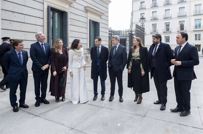 El alcalde de Madrid, José Luis Martínez Almeida, el presidente de Aragón, Jorge Azcón, la presidenta de la Comunidad de Madrid, Isabel Díaz Ayuso, el presidente de la Junta de Andalucía, Juanma Moreno y  el presidente del PP, Alberto Núñez Feijóo.