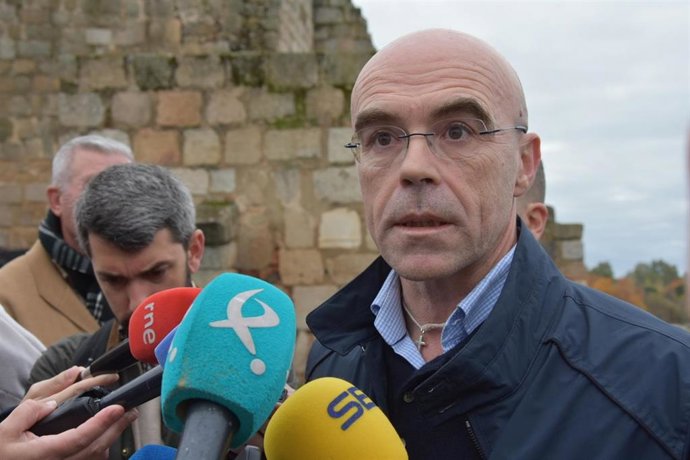 El jefe de la delegación de Vox en el Parlamento Europeo, Jorge Buxadé, atiende a los medios en el Puente Romano de Mérida