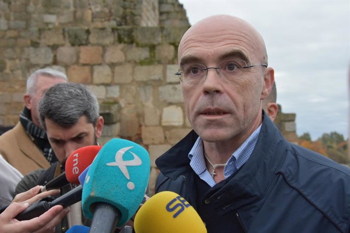 El jefe de la delegación de Vox en el Parlamento Europeo, Jorge Buxadé, atiende a los medios en el Puente Romano de Mérida