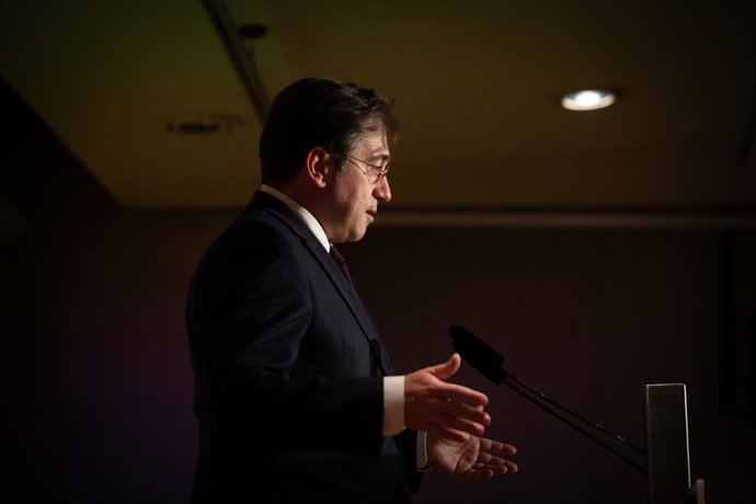 Archivo - El ministro de Asuntos Exteriores, Unión Europea y Cooperación, José Manuel Albares, interviene durante el acto en el que la parlamentaria y activista afgana, Fawzia Koofi, ha recibido el Premio Casa Asia 2021, en el Palau Robert, a 5 de noviemb