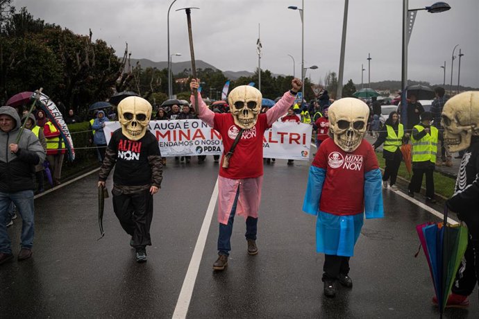 Archivo - Arquivo - Varias persoas durante unha nova manifestación contra Altri, a 22 de marzo de 2025, en Pobra do Caramiñal, A Coruña, Galicia (España). 