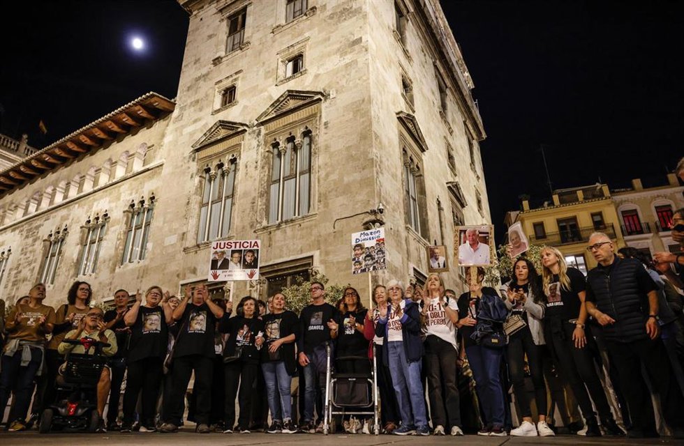 Archivo - Un grupo de personas durante una protesta de asociaciones de víctimas de la dana, frente al Palau de la Generalitat, a 2 de noviembre de 2025, en Valencia
